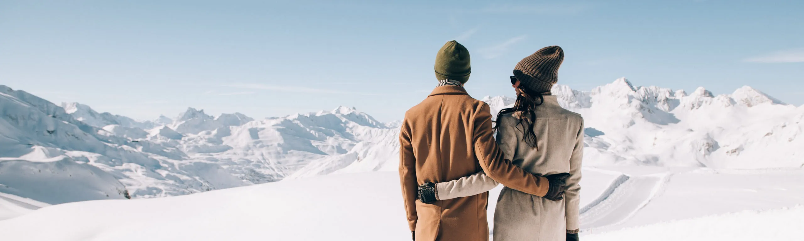 Paar beim Winterwandern am Rufikopf, verschneite Berge im Hintergrund