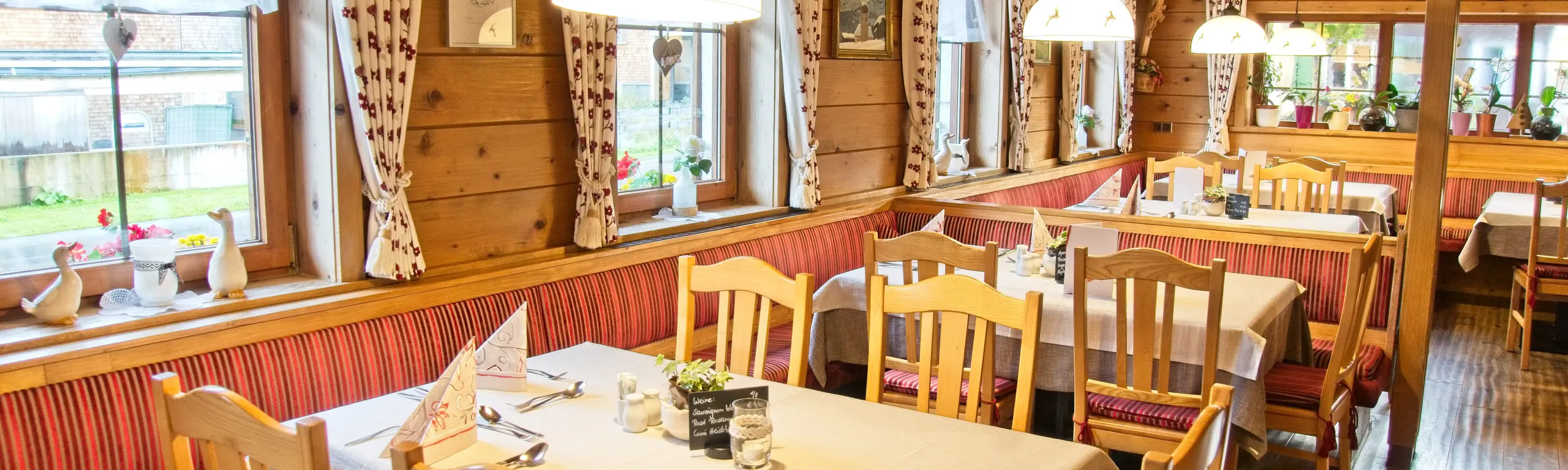 gemütliches Restaurantinterieur mit Holzdekor und Tischen